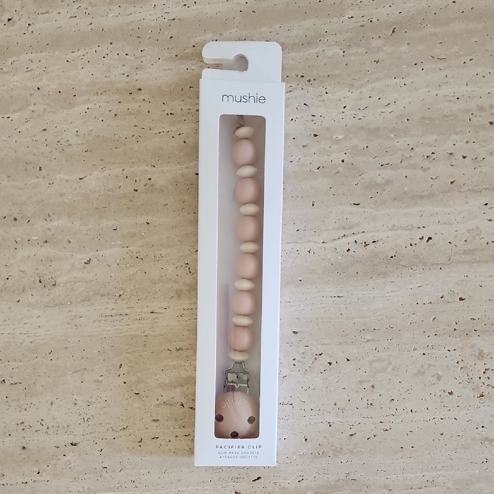 Mushie Pacifier Clip in Pink and Cream